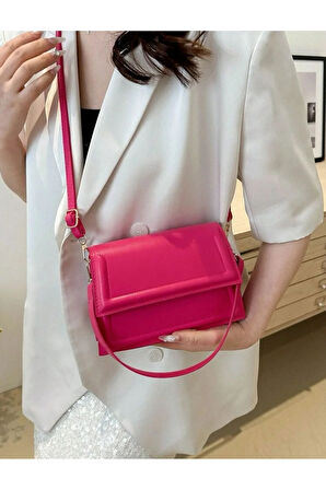Kadın şık tasarımlı çapraz askılı  çantası