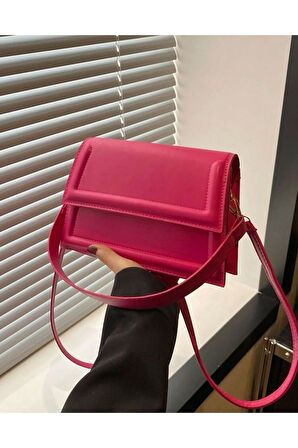 Kadın şık tasarımlı çapraz askılı  çantası