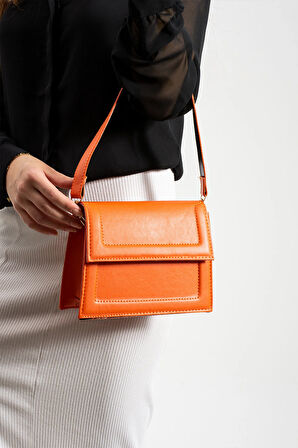 Kadın Çapraz Asmalı Ve  Elden Tutmalı Çanta