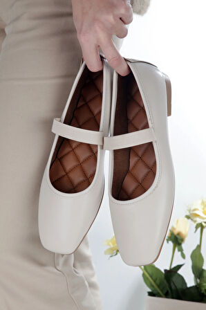 Beyaz Kare Burunlu Balerin Kadın Babet