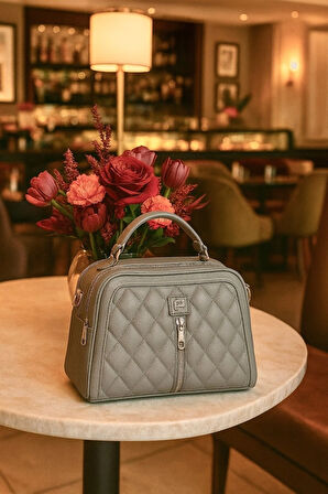 Lüks Kapitone Deri Omuz Çantası – Metal Detaylı Şık Model