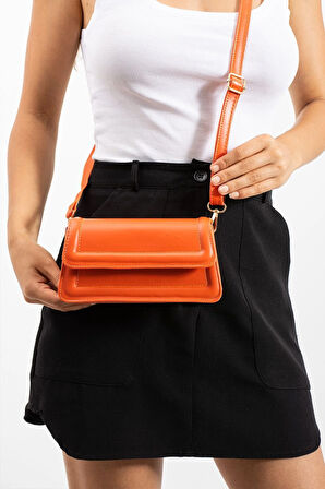 Kadın şık tasarımlı çapraz askılı  çantası