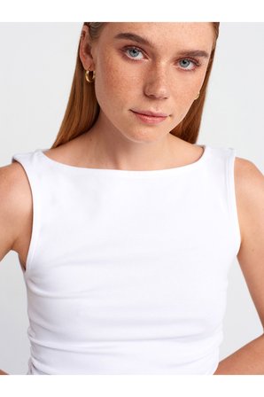 Dilvin 31589 Büzgülü Kayık Yaka Top Beyaz Bluz - 101A31589