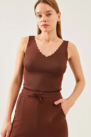 Kadın Kaverengi Kolsuz Kalın Askılı Merdiven Yaka Yazlık Atlet Triko Bluz