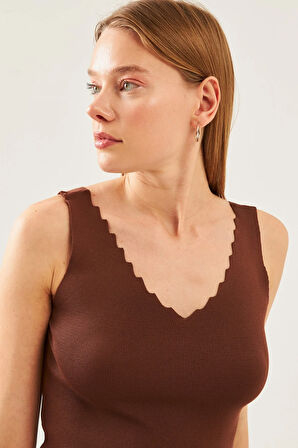 Kadın Kaverengi Kolsuz Kalın Askılı Merdiven Yaka Yazlık Atlet Triko Bluz