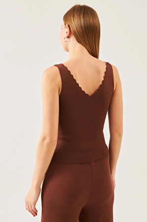 Kadın Kaverengi Kolsuz Kalın Askılı Merdiven Yaka Yazlık Atlet Triko Bluz