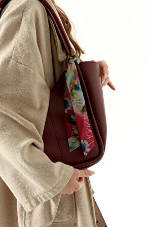 Kadın Fularlı Yavrulu Omuz Çantası