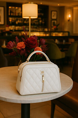 Lüks Kapitone Deri Omuz Çantası – Metal Detaylı Şık Model