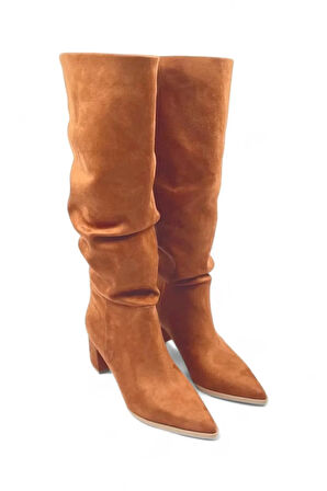 SİVRİ BURUN BÜZGÜ KADIN TOPUKLU FERMUARSIZ ÇİZME