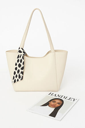 Büyük Kapasiteli Fular Detaylı Omuz Çantası