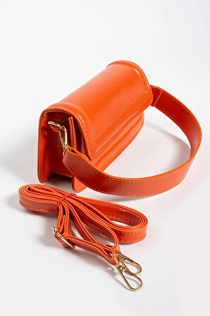 Kadın Çapraz Askılı Ve Elden Tutmalı Çanta