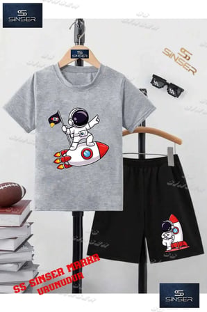 Çocuk UNISEX “ASTRONOT MEKIK BAYRAK ELINDE“ Özel Baskılı Bisiklet Yaka Tişört - Şort Takım