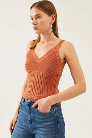 Kadın Kahverengi Kolsuz Askılı Bel ve Yaka Detaylı Yazlık Atlet Triko Bluz