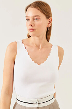 Kadın Beyaz Kolsuz Kalın Askılı Merdiven Yaka Yazlık Atlet Triko Bluz