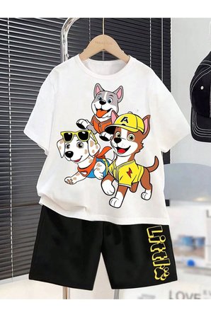 Yazlık Şapkalı Gözlüklü Üçlü Köpek Baskılı Erkek Kız Çocuk Siyah Şort, Beyaz T-Shirt Takım