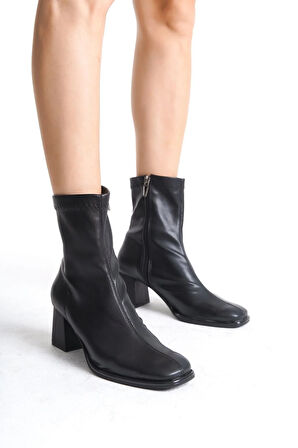 Tia Siyah Cilt Kalın Topuklu Kare Burunlu Kısa Bot & Bootie