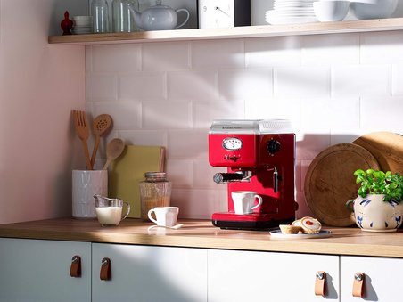 Russell Hobbs 28250-56 Espresso Kahve Makinesi, Retro Kırmızı Süzgeç, 15 Bar, 2 Fincan Başlığı, 1.1 