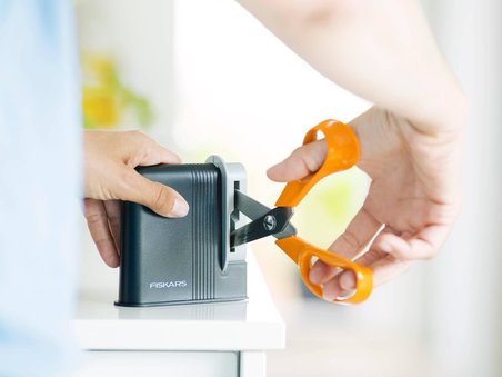 Fiskars Makas Bileyici, Sağ Elini Kullananlar Için, Seramik Zımpara Başlıkları/Plastik Gövde, Siyah/