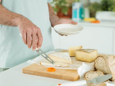 Fiskars Peynir Bıçağı, Toplam Uzunluk: 24 Cm, Yüksek Kaliteli Çelik/Plastik, Beyaz, Fonksiyonel Form