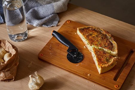 Fiskars Pizza Kesicisi Ile Yüksek Kaliteli Plastik-Kesim Parçası Kesim, 19 Cm, Fonksiyonel Form, Siy