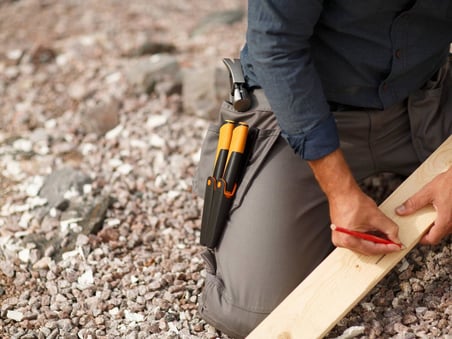 Fiskars Marangoz Bıçağı, Kılıf Dahil, Entegre Bıçak Bileyicili, Toplam Uzunluk: 22,4 Cm, Siyah/Turun