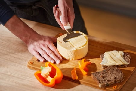 Fiskars Yumuşak Peynir Rendesi, Paslanmaz Çelik/Plastik, Kesim Genişliği: 6 Cm, Fonksiyonel Şekil, B