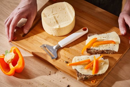 Fiskars Yumuşak Peynir Rendesi, Paslanmaz Çelik/Plastik, Kesim Genişliği: 6 Cm, Fonksiyonel Şekil, B