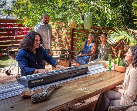 Roland E-X10 Klavye | 61 Tuşlu Piyano, Yeni Başlayanlar Ve Dersler Için Mükemmel | 600+ Ses | Stereo
