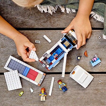 Lego City Tatilci Karavanı 60283 - 5 Yaş Ve Üzeri Çocuklar İçin 2 Minifigür İçeren Yaratıcı Oyuncak 