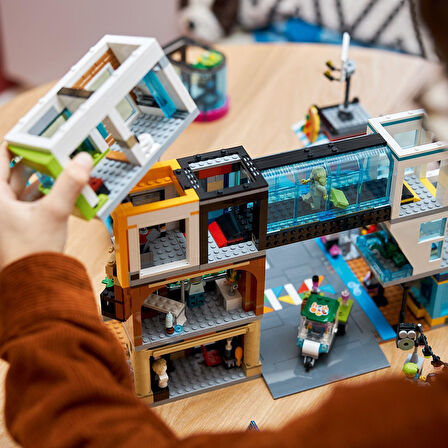 Lego City Şehir Merkezi 60380 - 8 Yaş Ve Üzeri Çocuklar İçin Çok Özellikli, Yeniden Yapılandırılabil