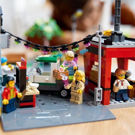 Lego City Şehir Merkezi 60380 - 8 Yaş Ve Üzeri Çocuklar İçin Çok Özellikli, Yeniden Yapılandırılabil