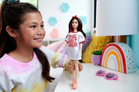 Barbie Büyüleyici Parti Bebekleri (Fashionistas) - Beyaz Tişört Elbiseli Bebek, Oyuncak