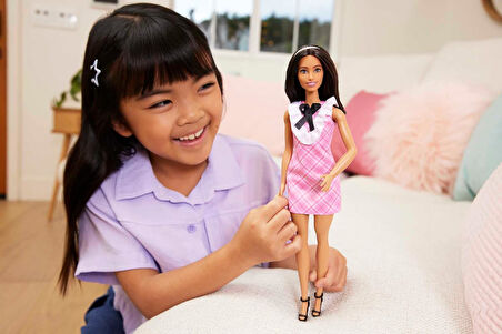 Barbie Büyüleyici Parti Bebekleri (Fashionistas) - Siyah Kurdeleli Bebek, Oyuncak