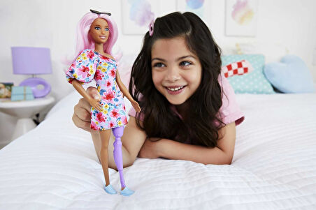 Barbie Fashionastas Büyüleyici Parti Bebekleri, Tek Omuz Elbiseli