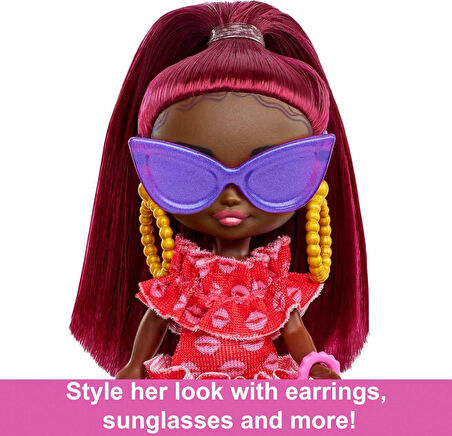 Barbie Bordo Saçlı Ekstra Mini Mini Bebek, Kırmızı Fırfır Elbise, Güneş Gözlüğü Ve Aksesuarları Ve S