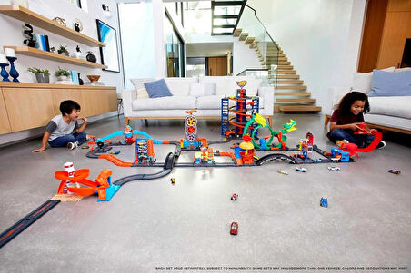 Hot Wheels Pist Dünyası Seti, Şehir Ortamı Inşa Etmek İçin Çeşitli Pist Parçaları, Pist Tabanı Dahil