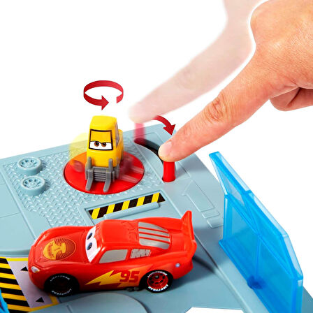 Cars Disney+ Cruz Yarış Merkezi Oyun Seti