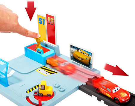 Cars Disney+ Cruz Yarış Merkezi Oyun Seti