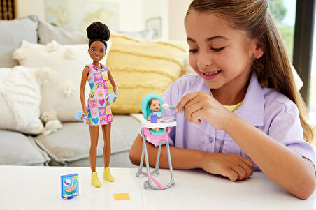 Barbie Skipper Doll & Playset With Accessories, Yemek Zamanı Temalı Bebek Bakıcılığı Seti, Renk Deği