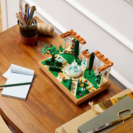 Lego Icons Fıskiyeli Bahçe 10359 – Yetişkinler İçin Ev Ve Ofis Dekoru, Selvi Ağaçları, Çiçekler Ve H