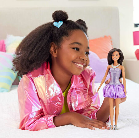 Barbie® Büyüleyici Parti Bebekleri - Mor Metalik Elbiseli Esmer, 3Y+, Hyt92