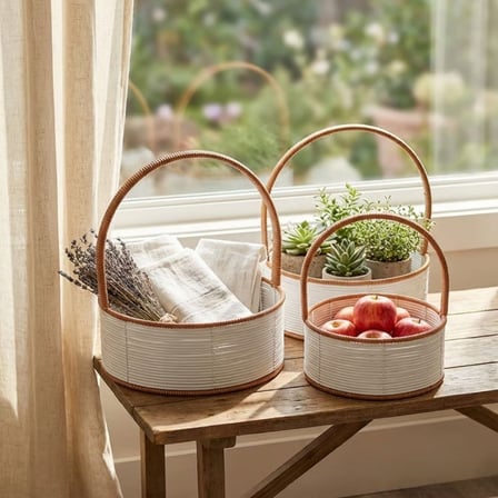 3 Boy İç İçe Geçebilen Plastik Rattan Sepetler–Beyaz Renkli,Kahverengi Saplı, Çok Amaçlı Düzenleyici ve Sunum Sepeti Seti (5372)