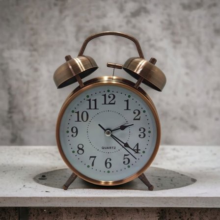 Nostaljik Çalar Saat – Retro Tasarım, Sessiz Akan Mekanizma, Yüksek Sesli Alarm, Masa ve Komodin İçin Dekoratif Saat (5372)