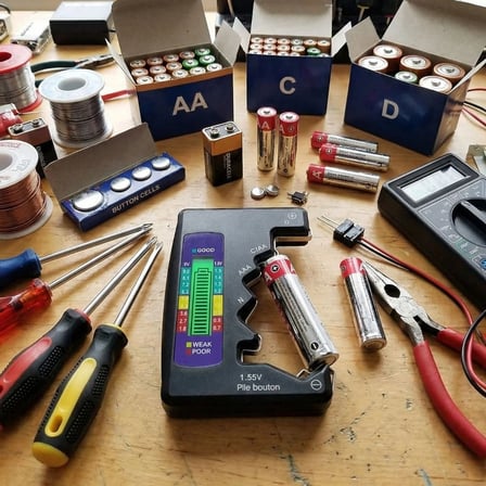 Evrensel Dijital Pil Test Cihazı – AA, AAA, C, D, N, 9V ve Düğme Pil Uyumlu Mini Pil Kapasite &amp; Seviye Ölçer (5372)