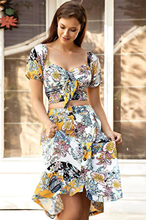 Dokuma Önden Bağlamalı Çiçek Baskılı Omuzu Düşük Büstiyer Ve Önden Düğmeli Etek Takım