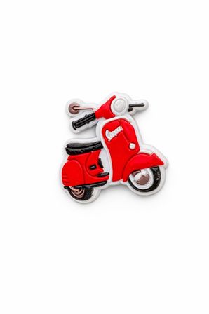 Kırmızı Scooter Tasarımlı Kauçuk Rozet – Çanta ve Sırt Çantası Aksesuarı, Retro Motor Figürlü Pin