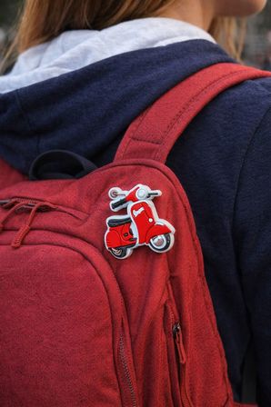 Kırmızı Scooter Tasarımlı Kauçuk Rozet – Çanta ve Sırt Çantası Aksesuarı, Retro Motor Figürlü Pin