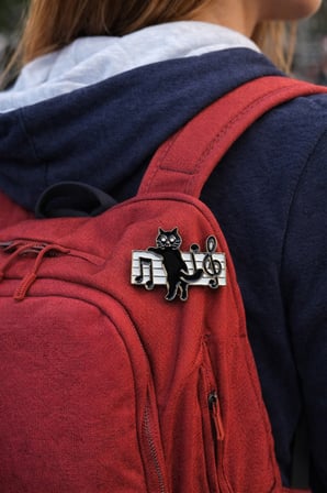 Siyah Kedi ve Nota Tasarımlı Metal Rozet – Müzik Temalı Çanta Aksesuarı Pin