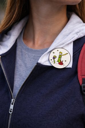 Yıldızlı Masal Figürlü Metal Rozet – Çocuk ve Tilki Tasarımlı Çanta Aksesuarı Pin