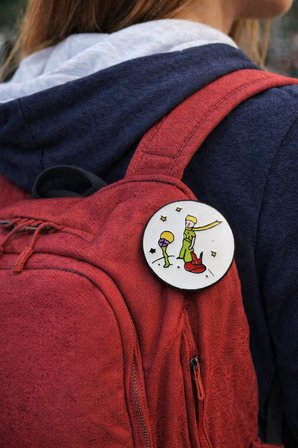 Yıldızlı Masal Figürlü Metal Rozet – Çocuk ve Tilki Tasarımlı Çanta Aksesuarı Pin